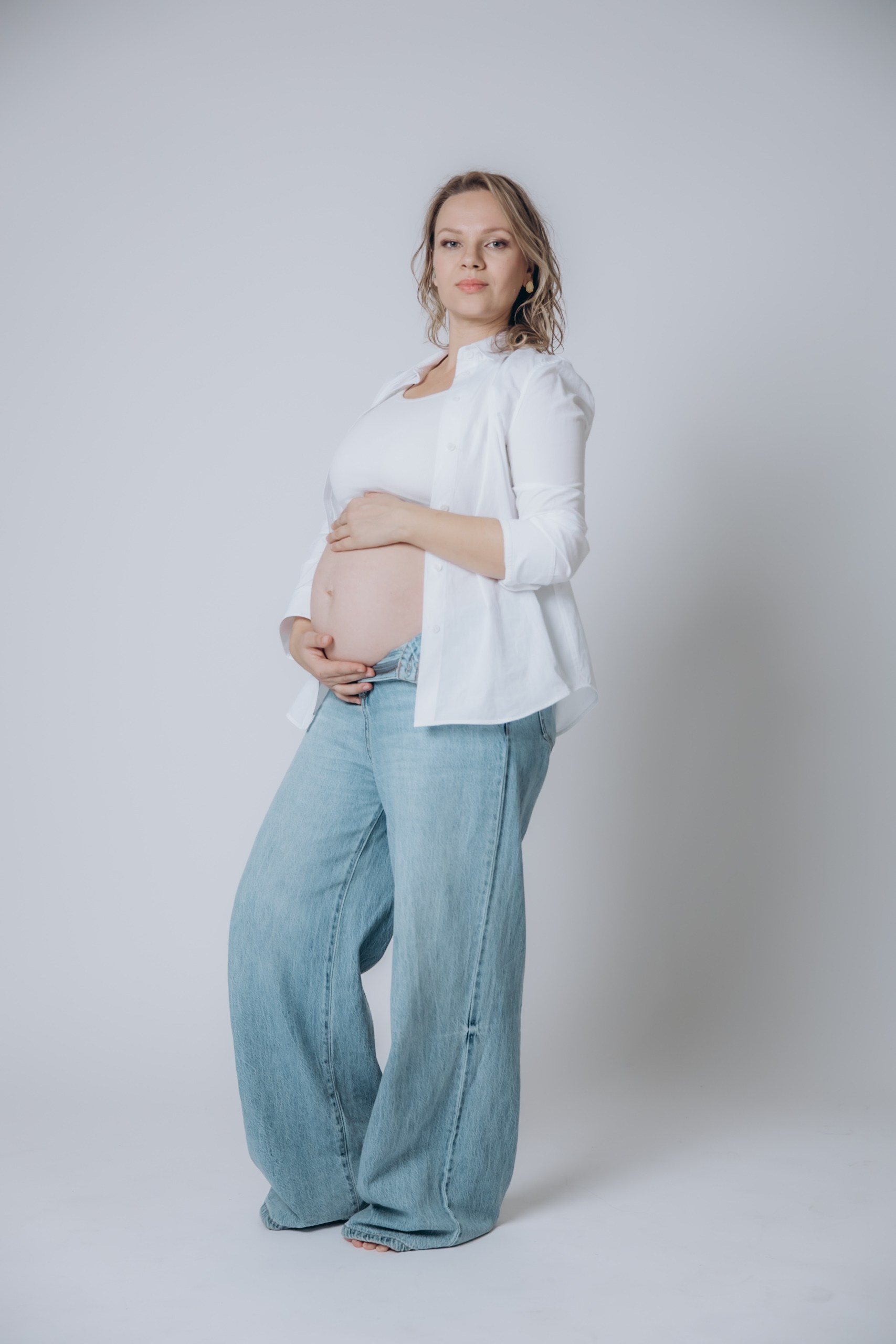 A women’s photo shoot at a photo studio. Family and children’s lifestyle photographer Elena Tumanova