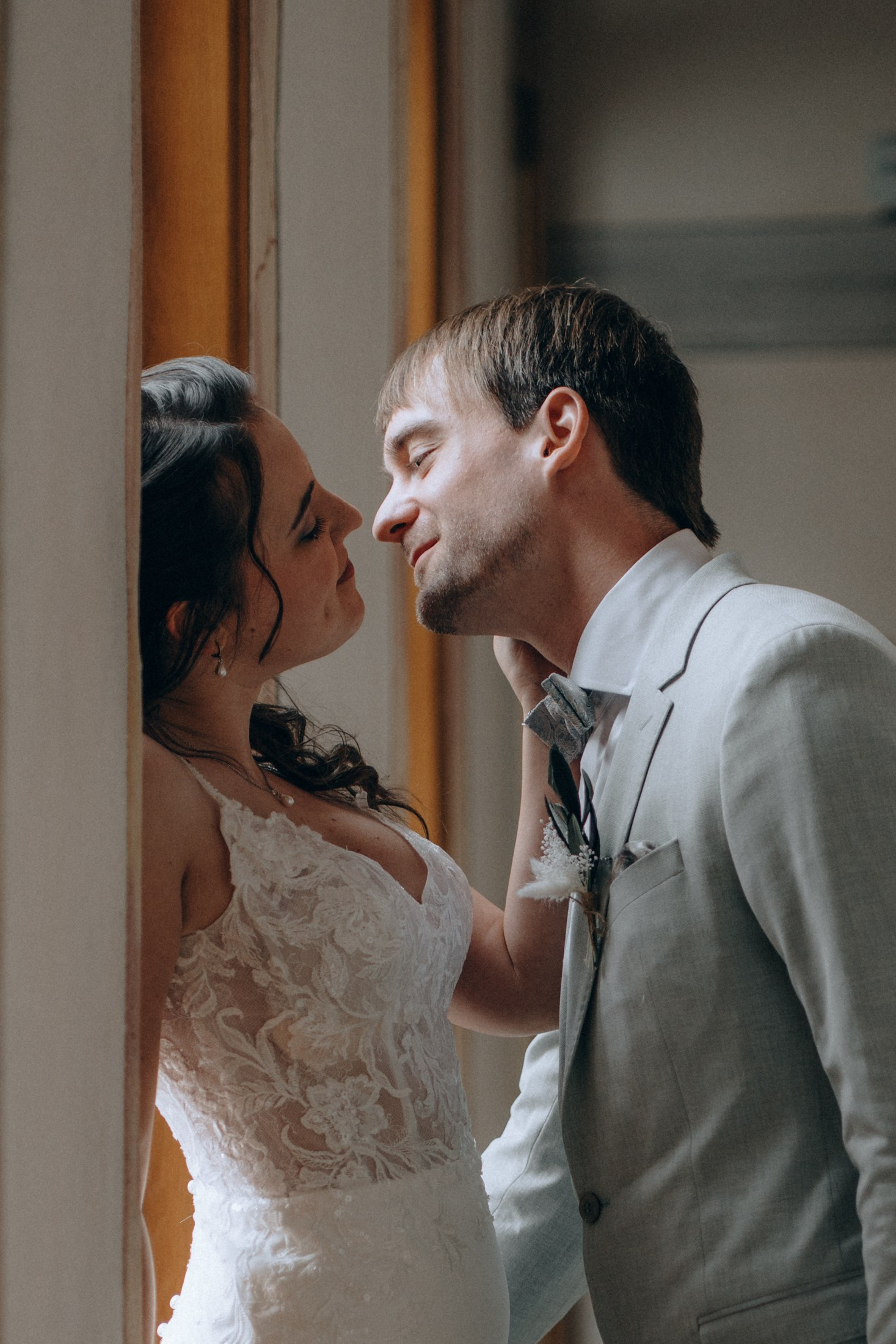 Kuss des Brautpaars am Fenster – emotionale Hochzeitsreportage Dresden