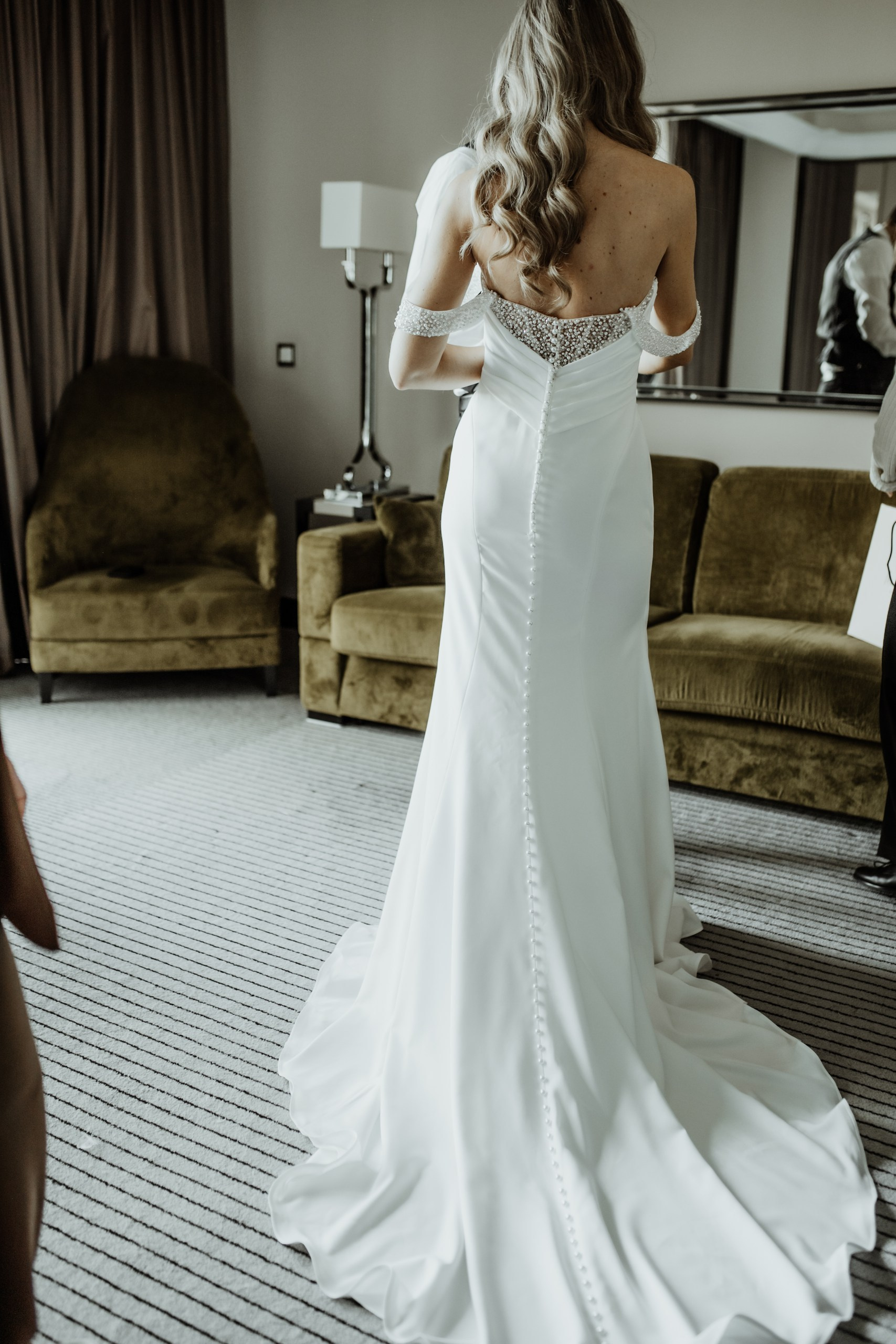 Braut bekommt Make-up beim Getting Ready – Hochzeit Würzburg