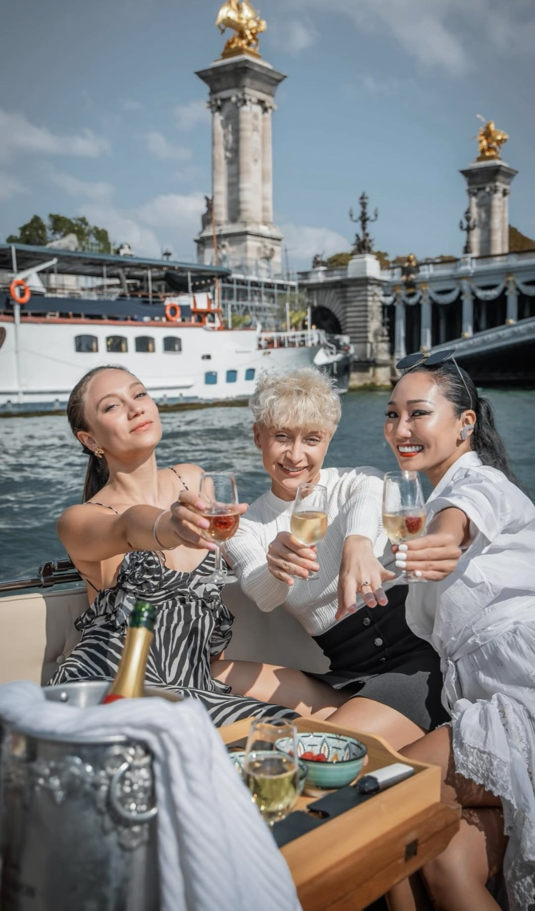 Unforgettable Celebrations: Capture Your Joy on a Yacht. Photographe à Paris