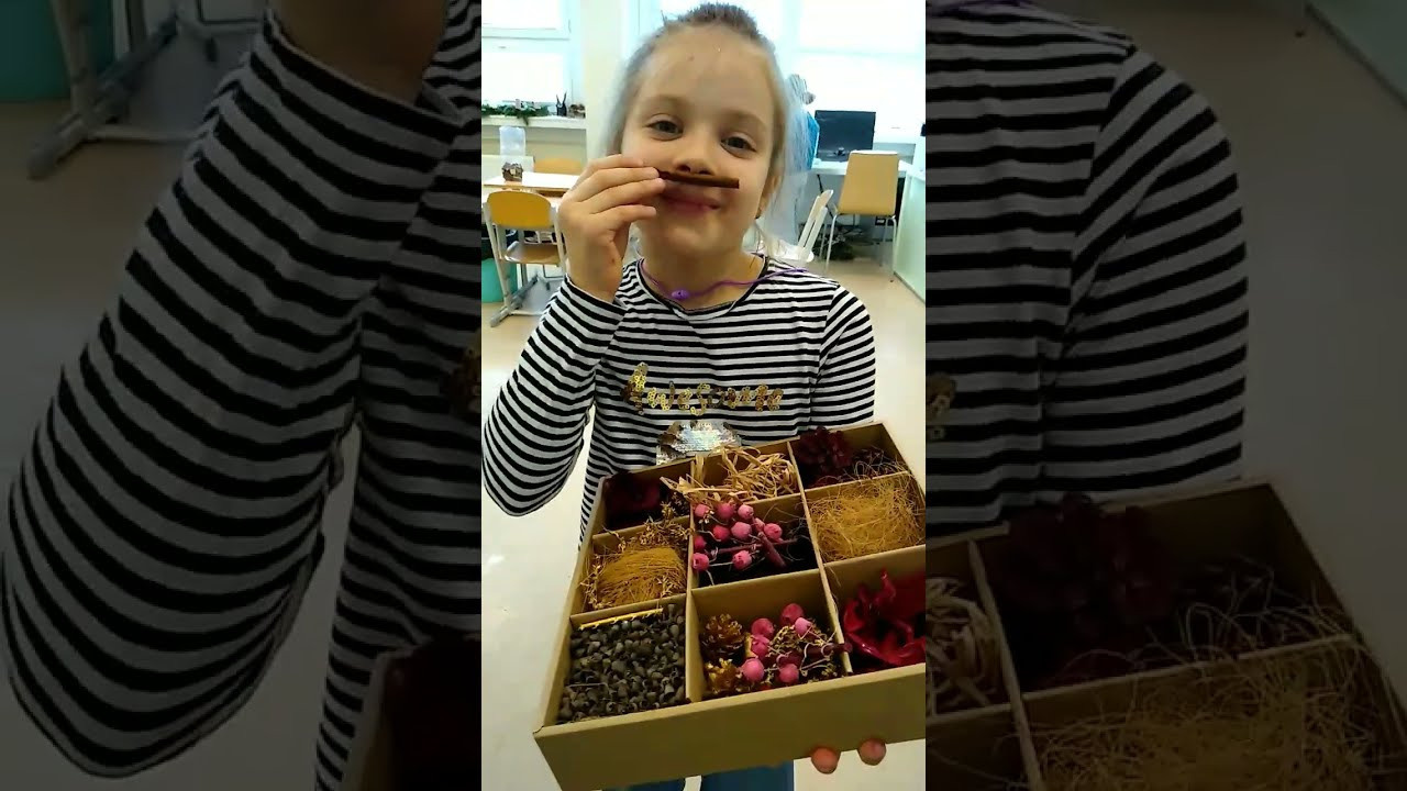 Christmas Wreath Decoration at School. Kiki-Niki-Cha! Learn, play, and discover with us!