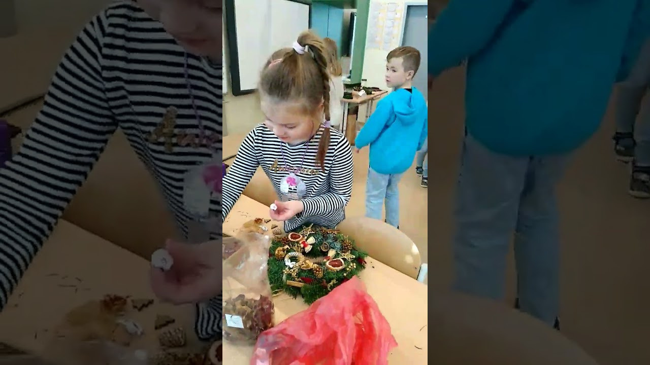 Christmas Wreath Decoration at School. Kiki-Niki-Cha! Learn, play, and discover with us!
