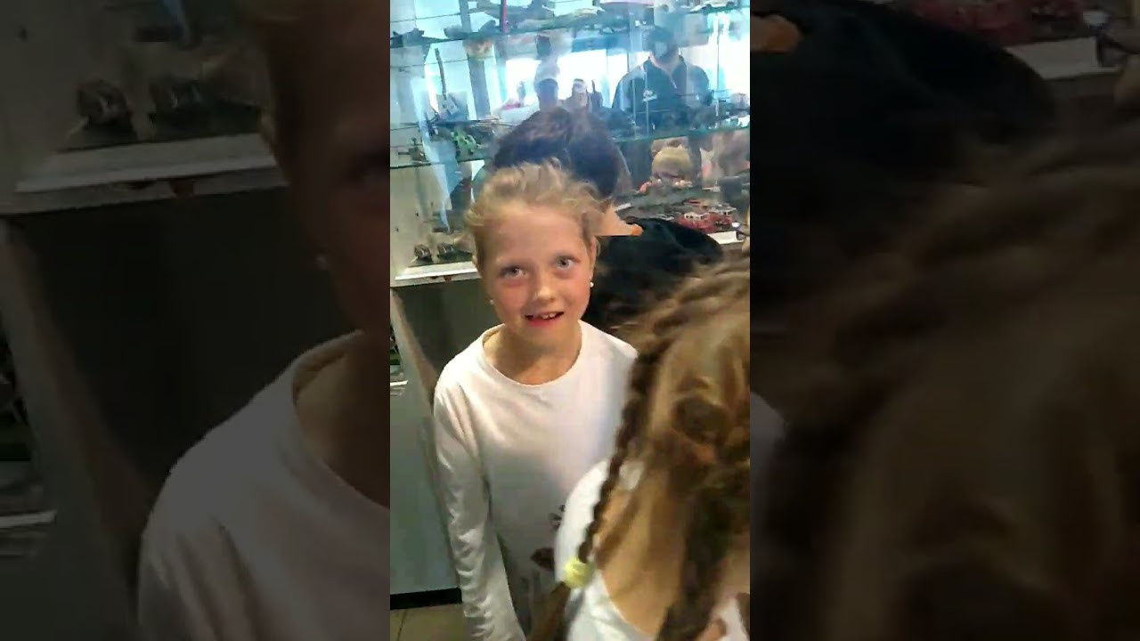 Airport Tour, Vaclav Havel Airport Prague, Ruzyne. Kiki-Niki-Cha! Learn, play, and discover with us!