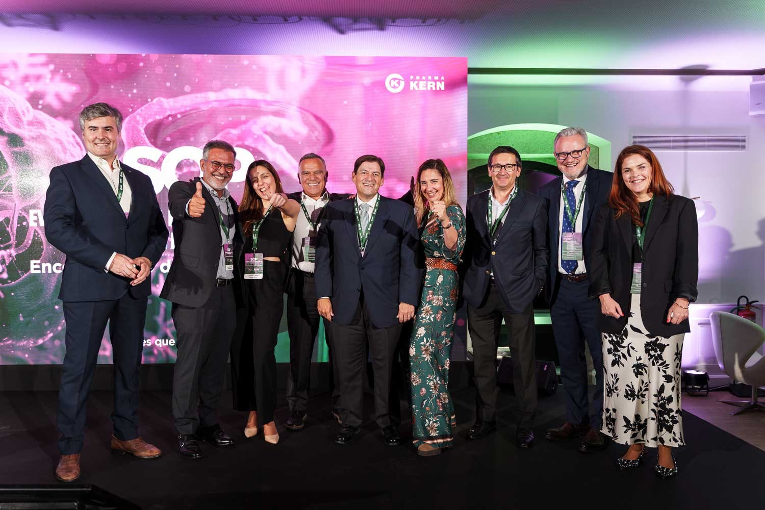 Fotografia corporativa e de eventos com um grupo de profissionais a posar num palco iluminado, captada no norte de Portugal pela Khave Media