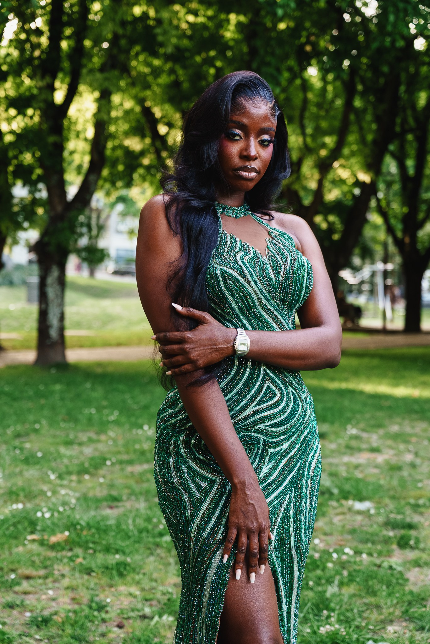 Fotografia de moda e retrato em exterior de uma mulher com um vestido verde num parque arborizado, produzida no norte de Portugal pela Khave Media