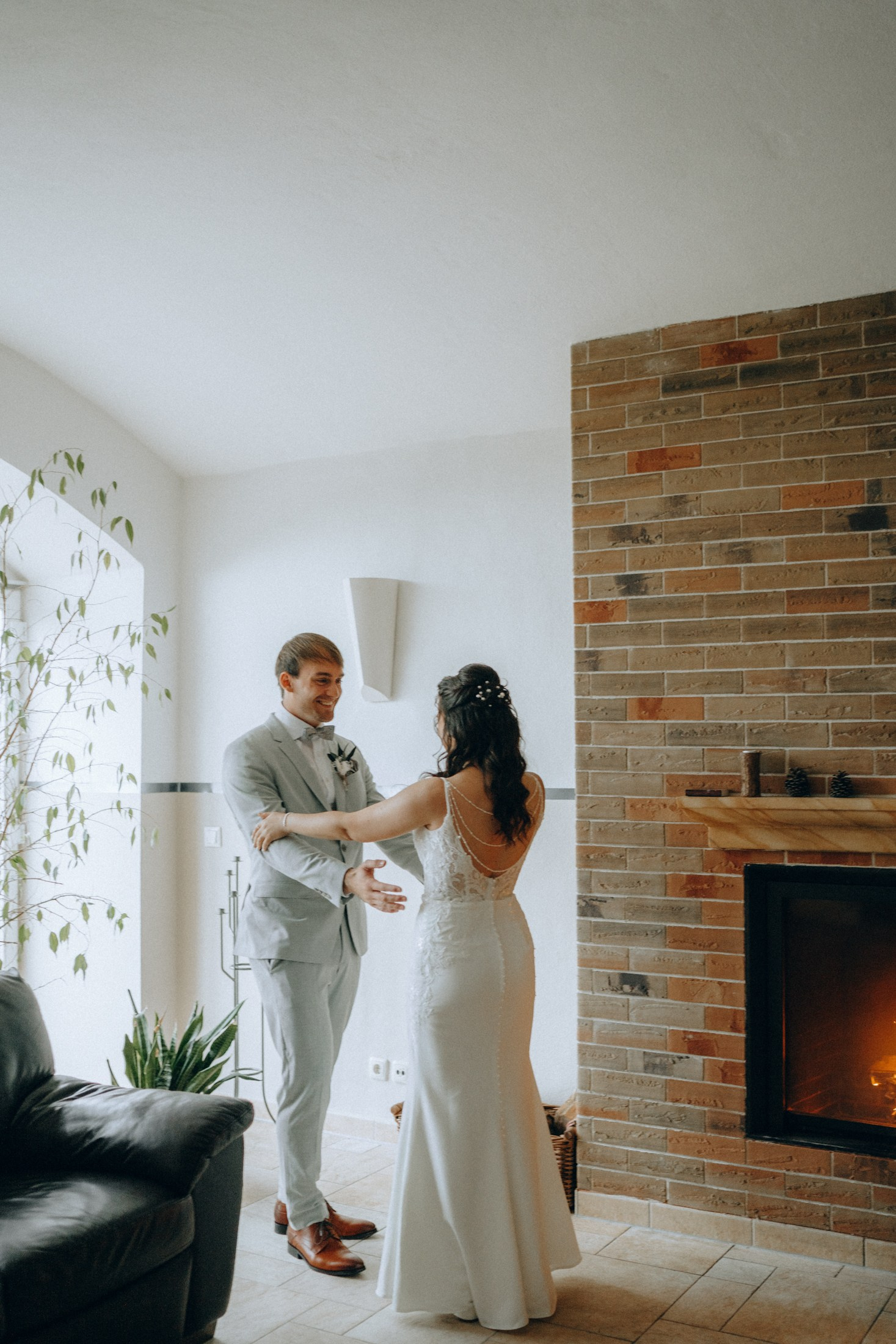 Brautpaar umarmt sich vor dem Kamin – authentische Hochzeitsfotos Sachsen