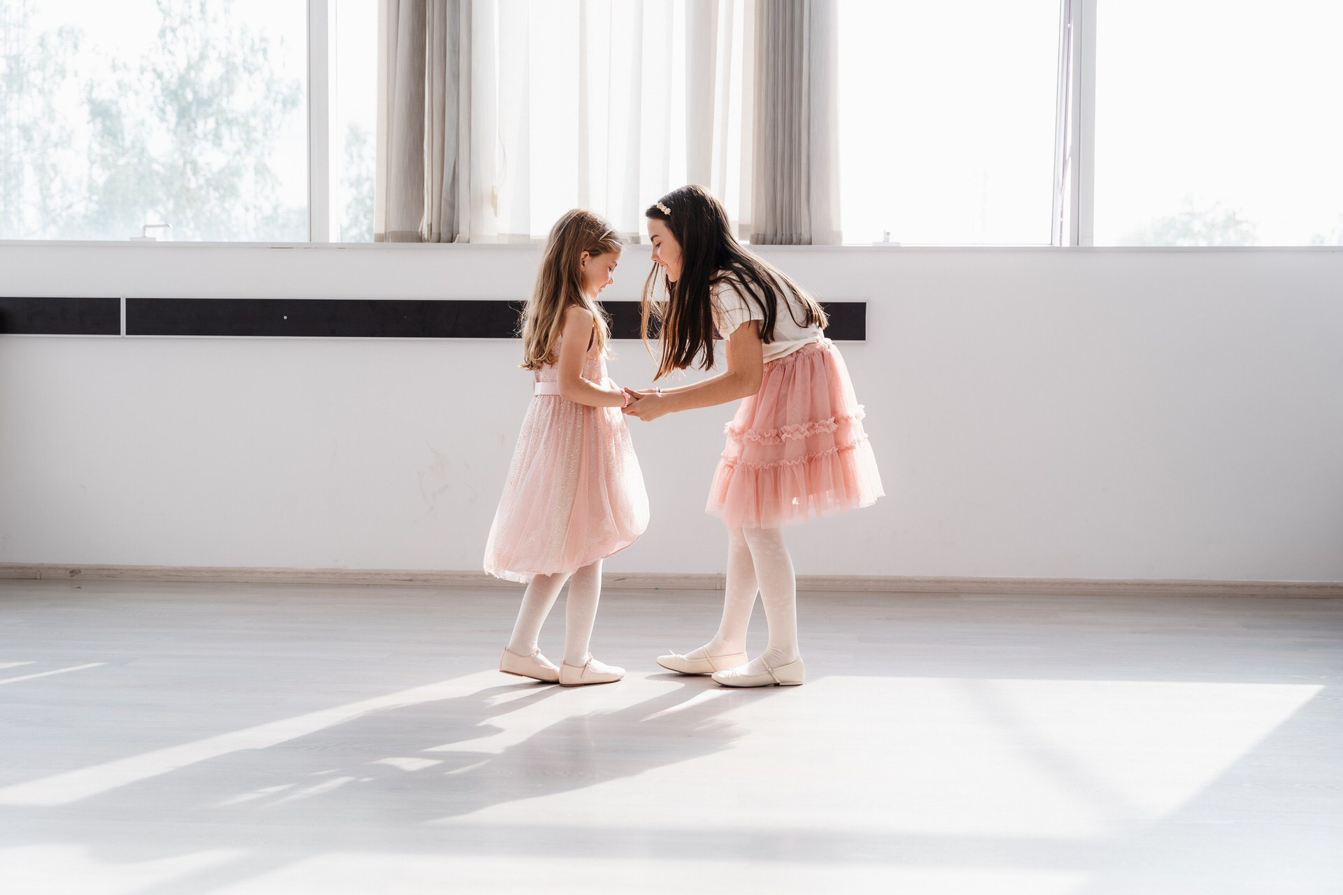 Fotografija dve devojčice obučenih kao balerine na rođendanskoj proslavi.