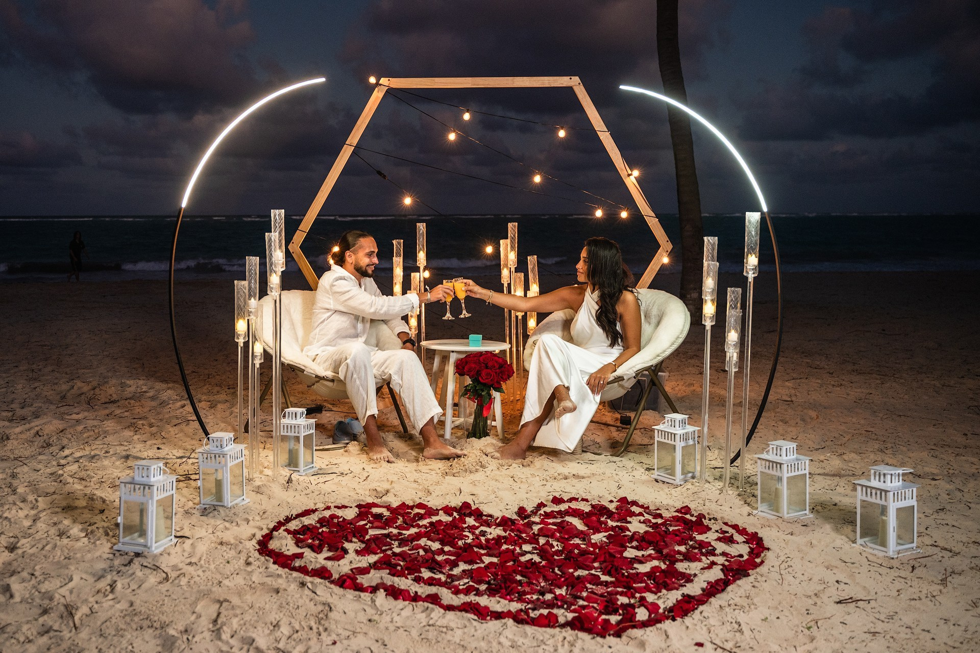 Propuesta al Atardecer en Punta Cana — Picnic Romántico Frente al Mar