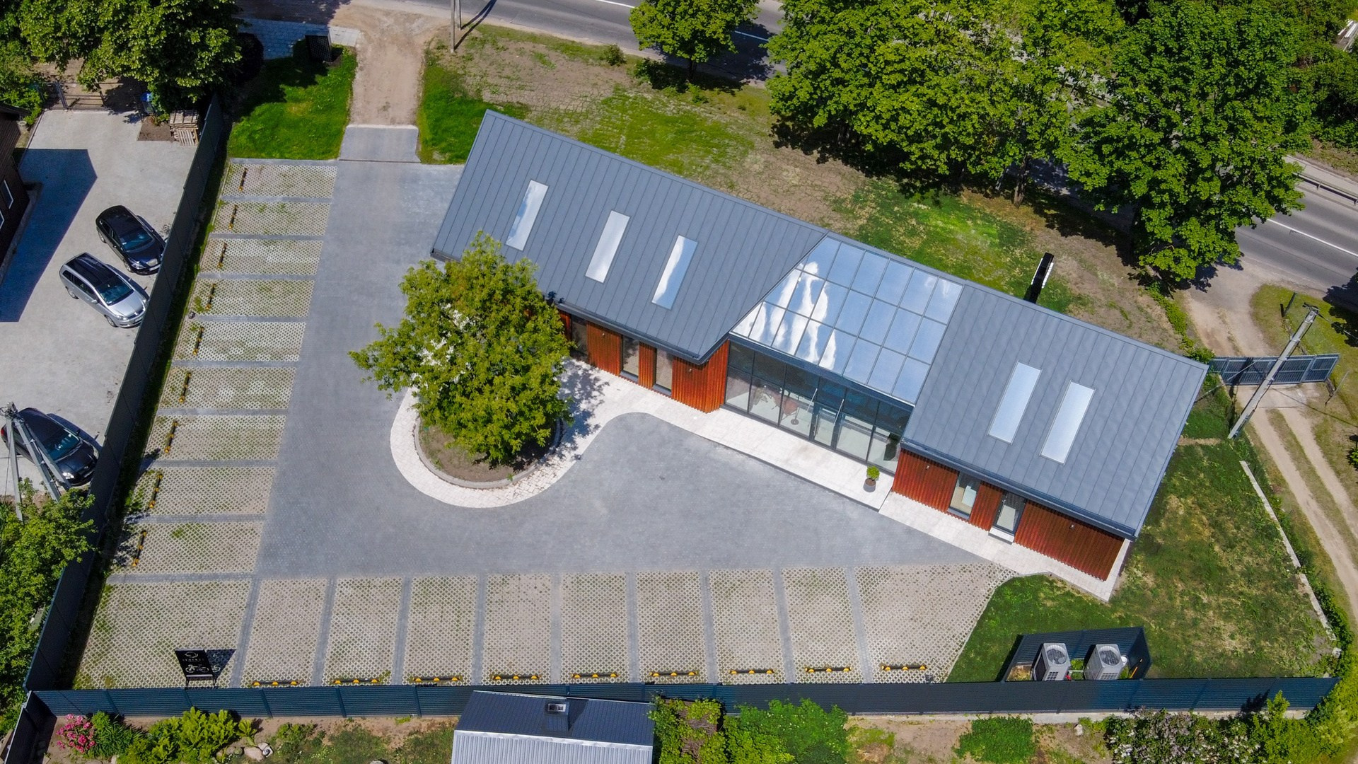 Klinikos „Šypsnis“ laukiamasis: modernus interjero dizainas, oda ir medis, NT fotografas sapiegafoto.lt.