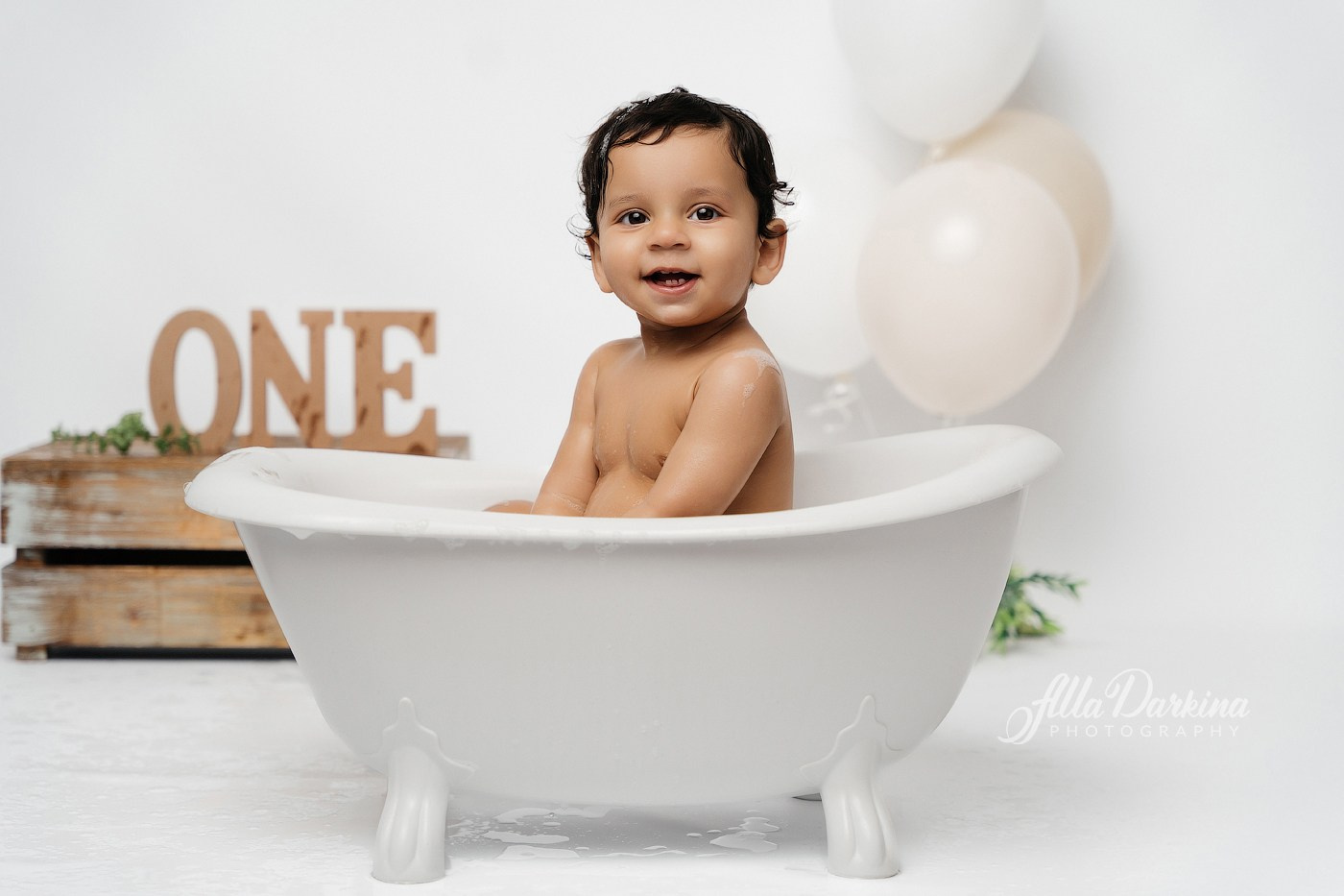 Cake smash session. Newborn and family photographer. Hills District. Sydney