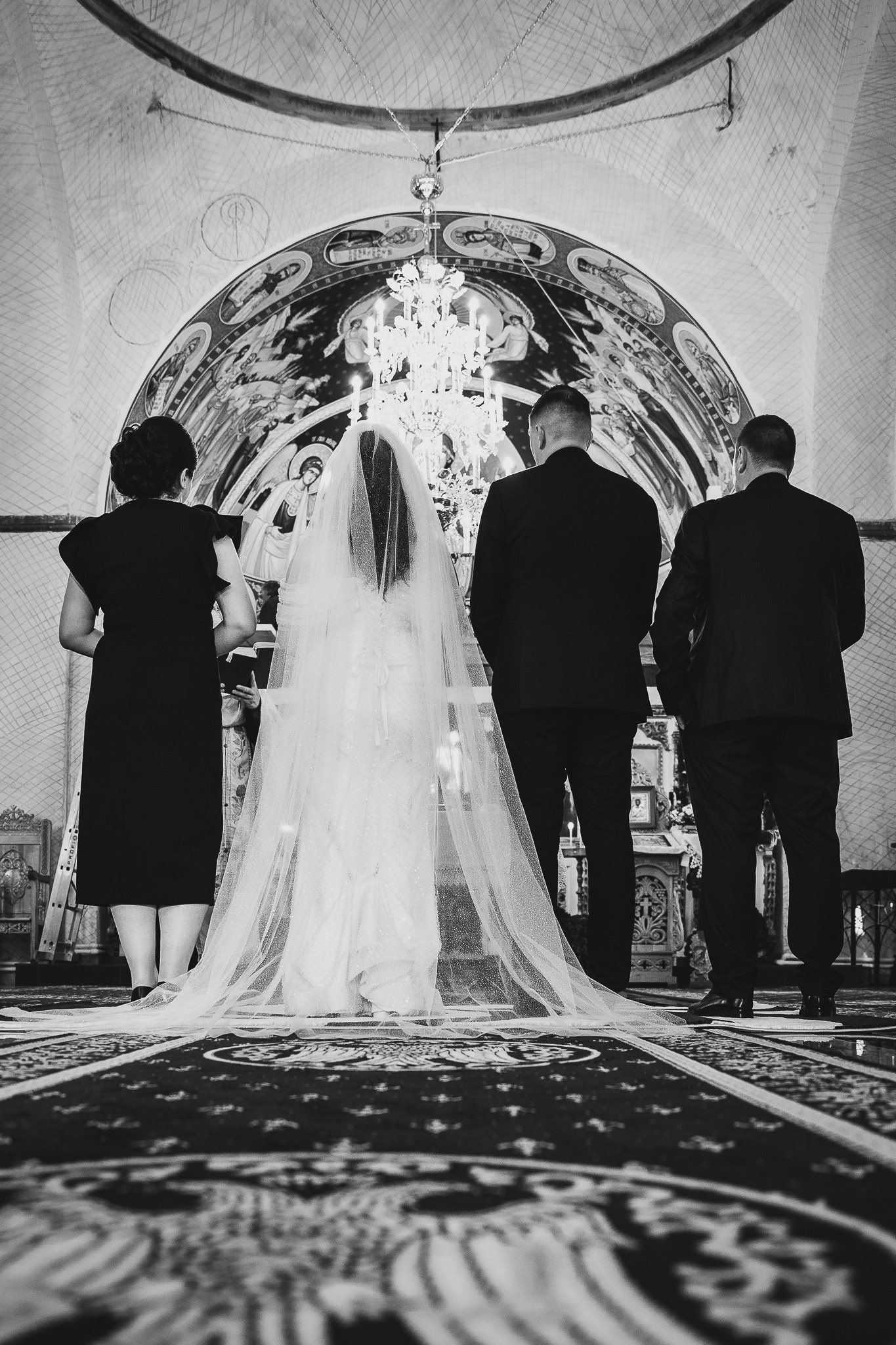 Cadru din biserică în timpul cununiei religioase