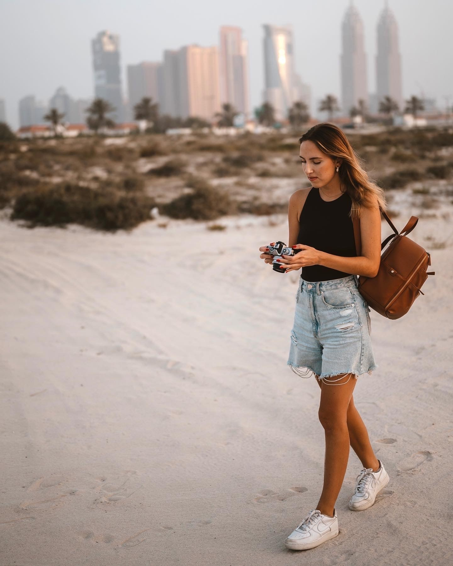 Stylowa sesja na plaży z miejskim tłem – fotografia rodzinna i portretowa Poznań.