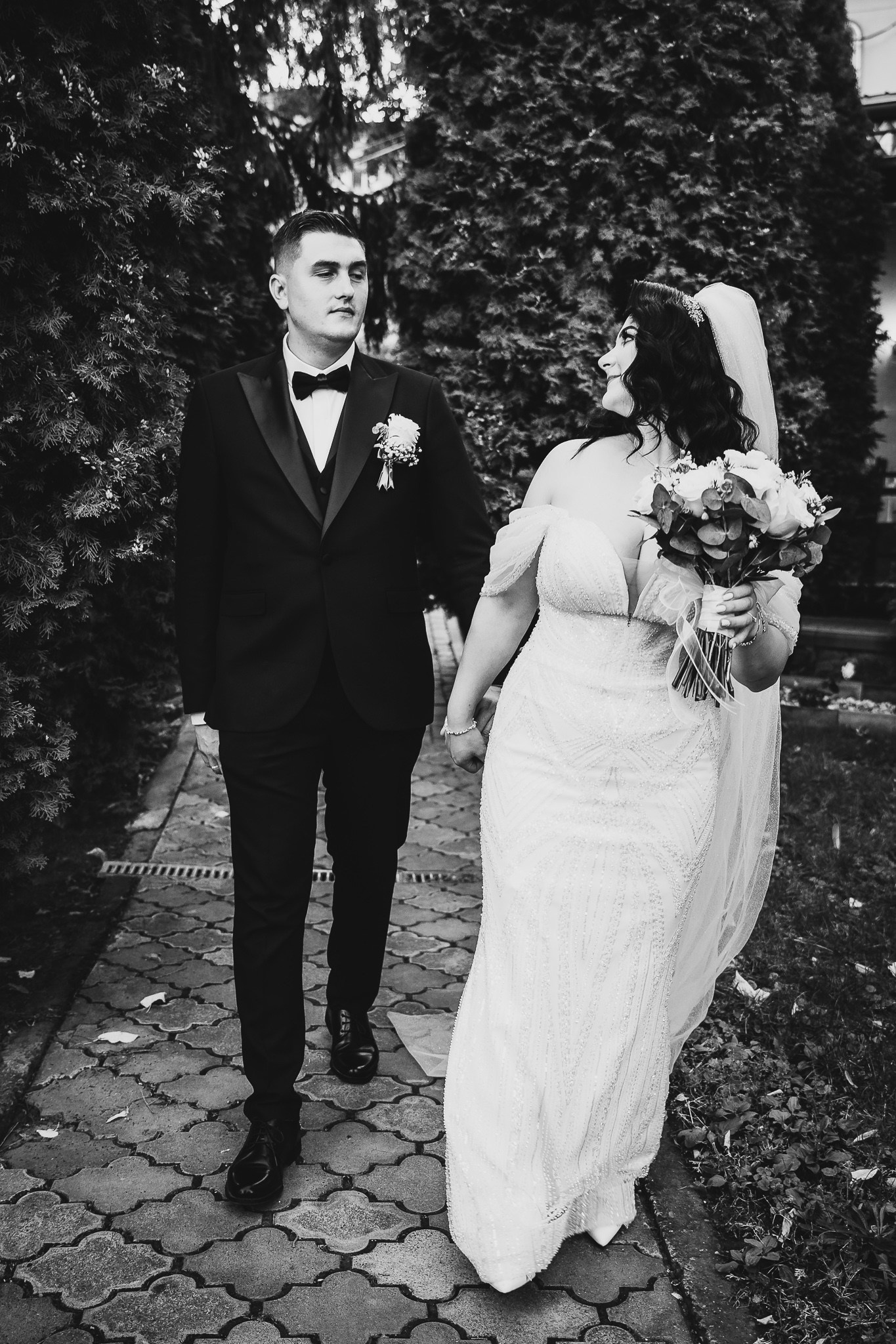 Mire și mireasă la ședința foto în ziua nunții