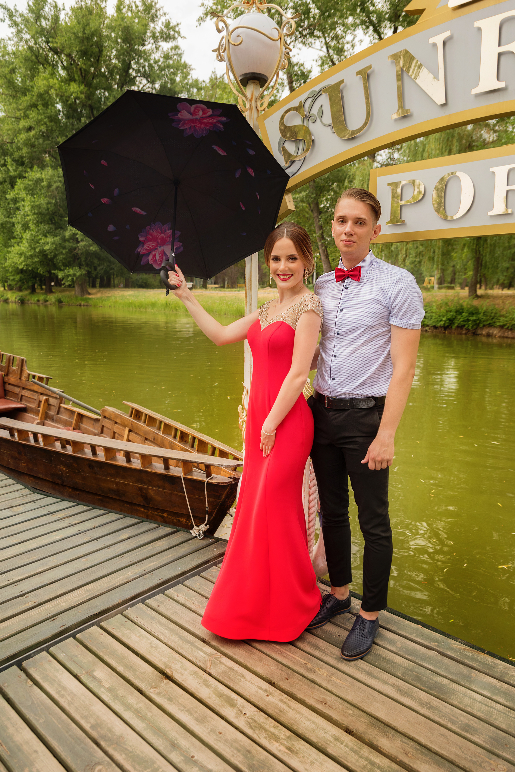 Пара с зонтиком