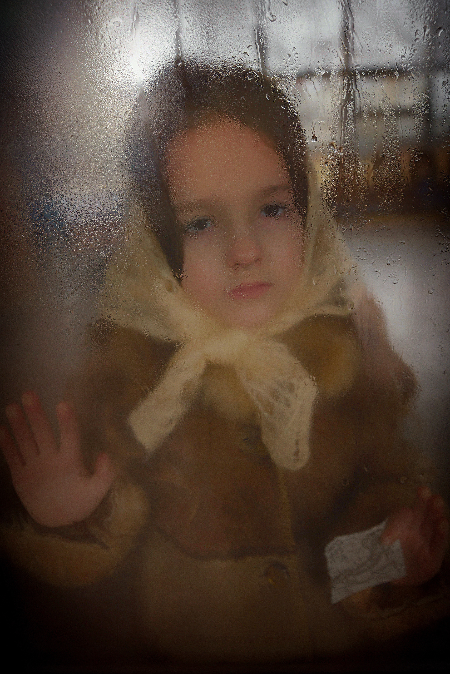 девочка в платке  у окна