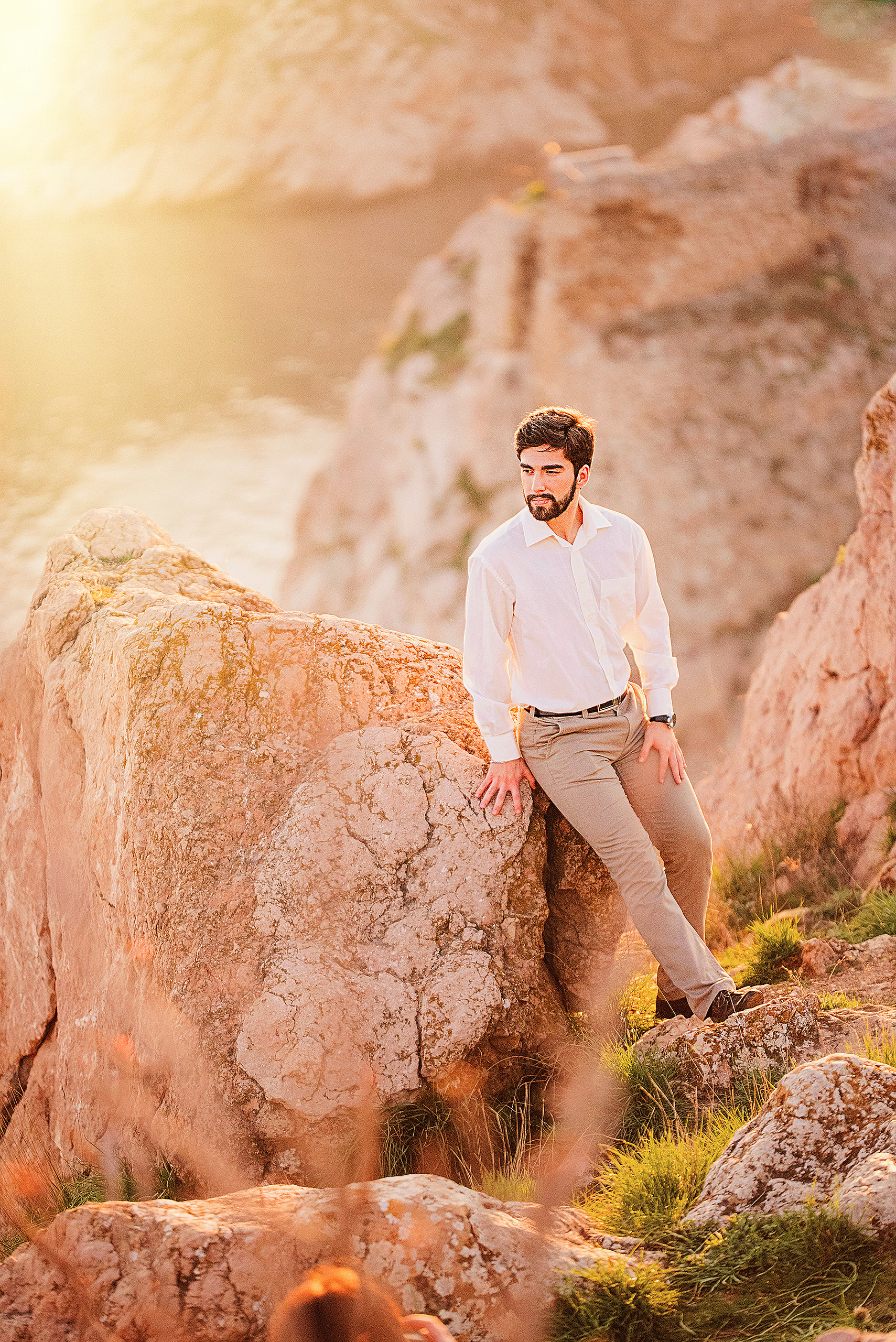 Парень на фоне горы