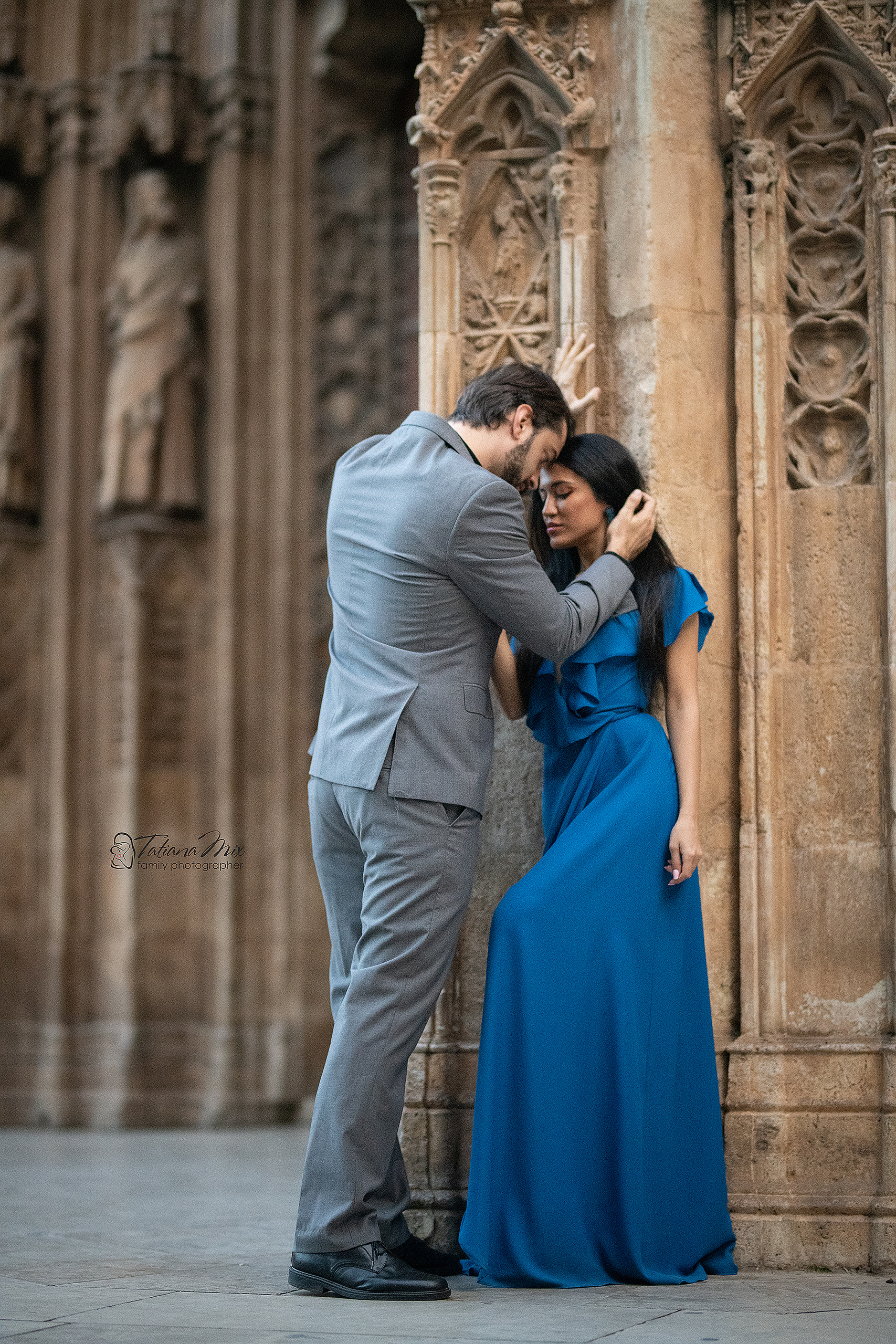 Кафедральный собор Валенсии и влюбленная пара