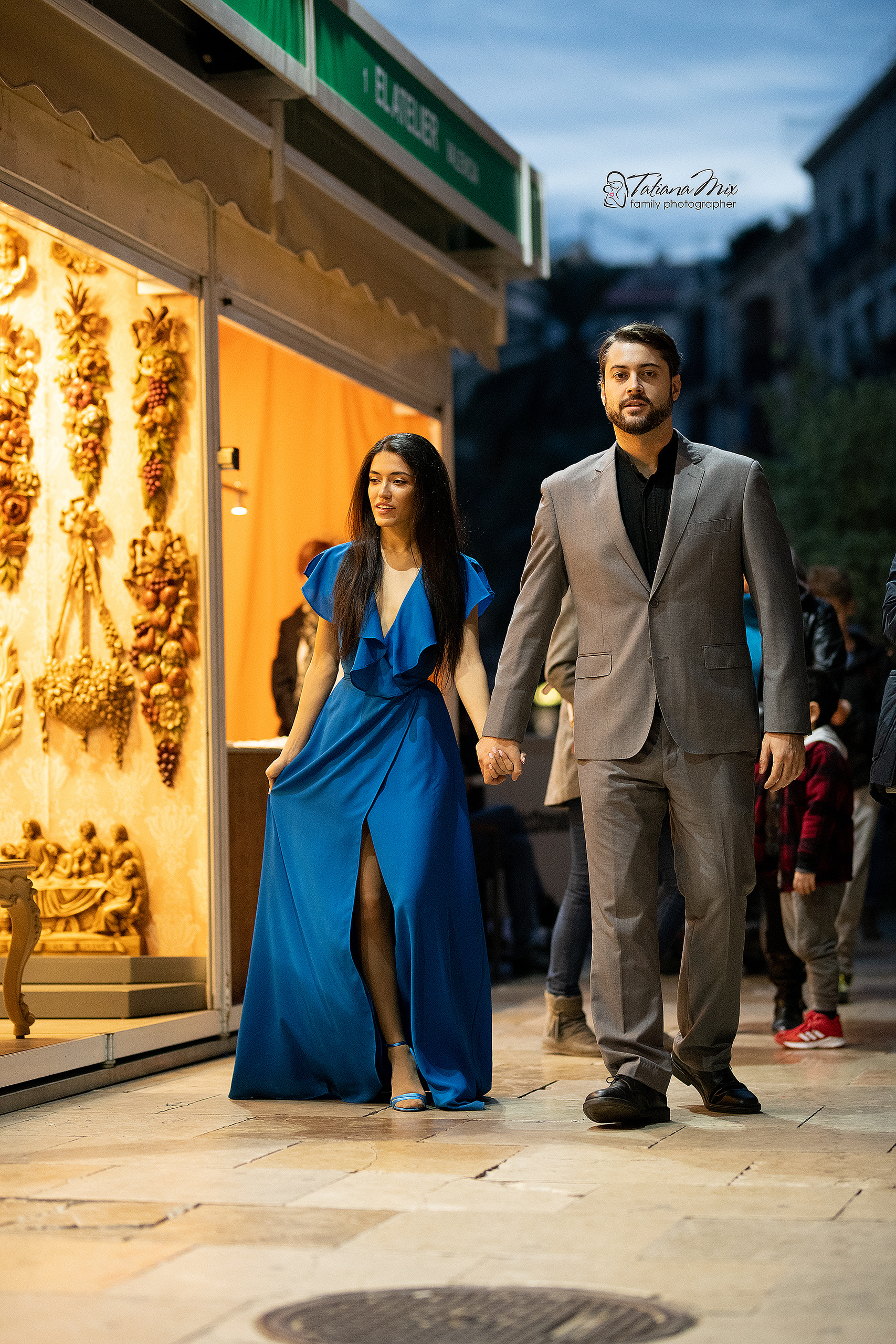 Прогулка влюбленных по ночному испанскому городу 