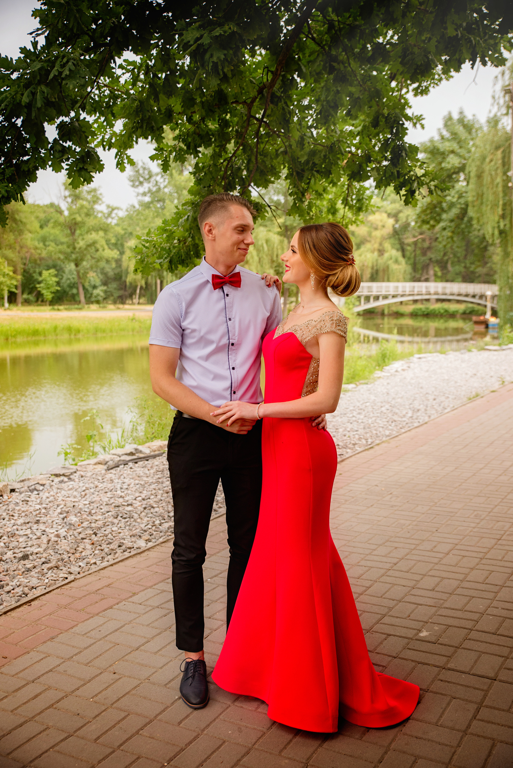 Влюбленные у реки