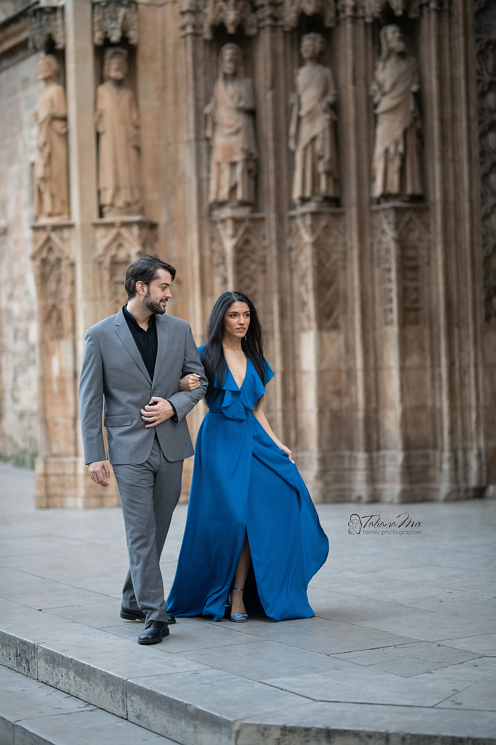 Влюбленная пара у Кафедрального собора Валенсии