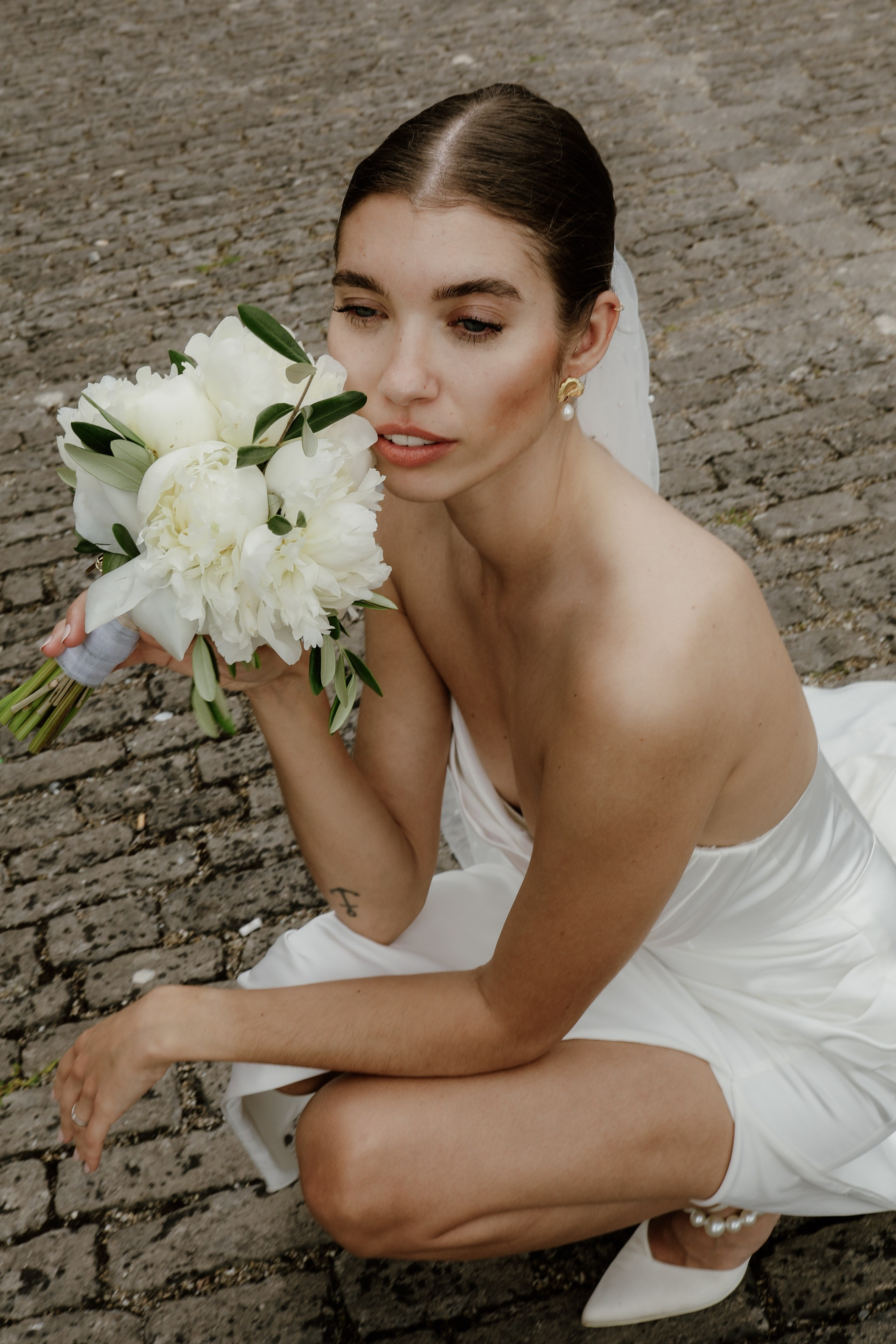 Glücklicher Moment des Brautpaares vor historischer Architektur in Würzburg