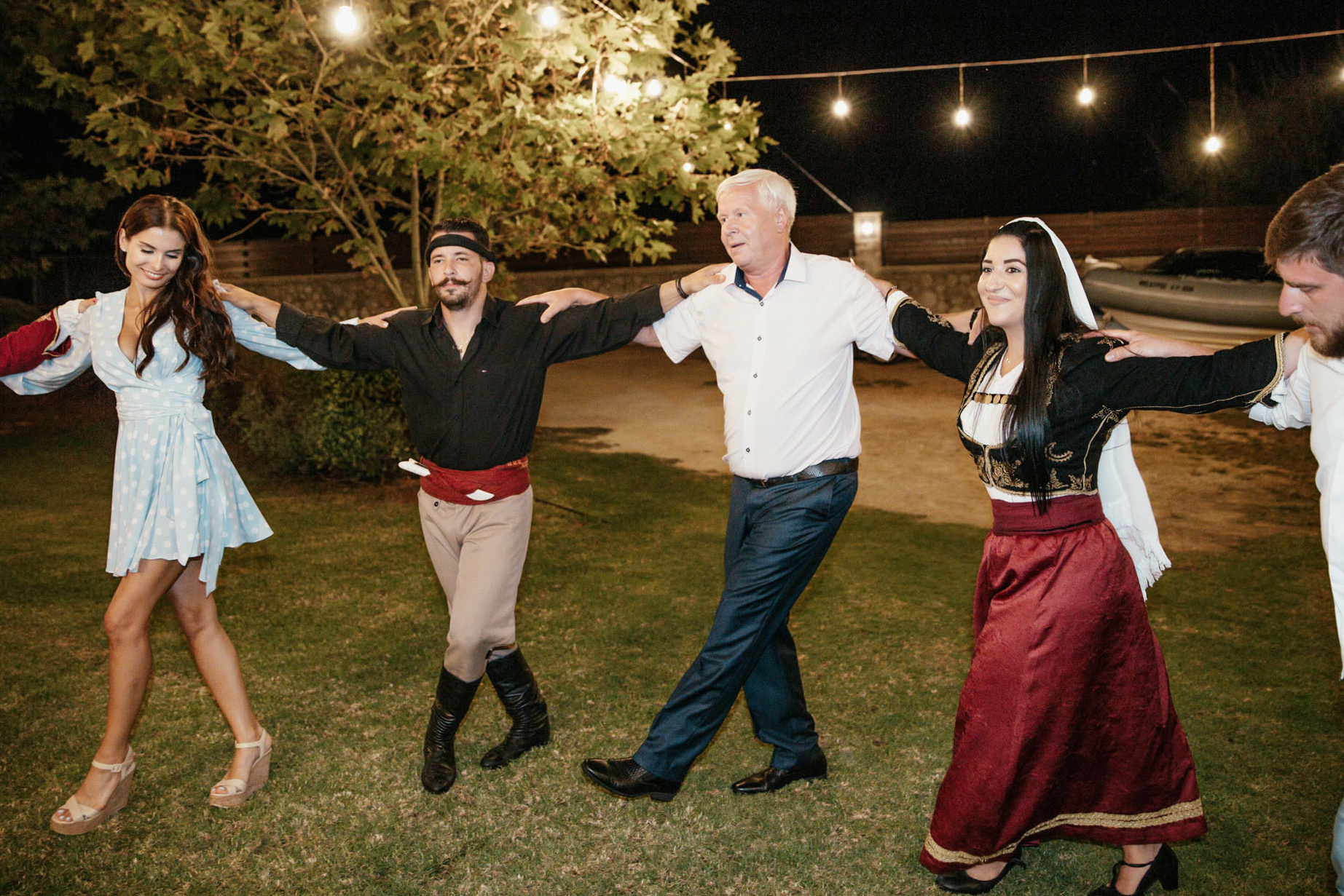 Свадебные греческие танцы с танцорами в традиционных нарядах на Крите. Фотограф в Греции, организация свадьбы.