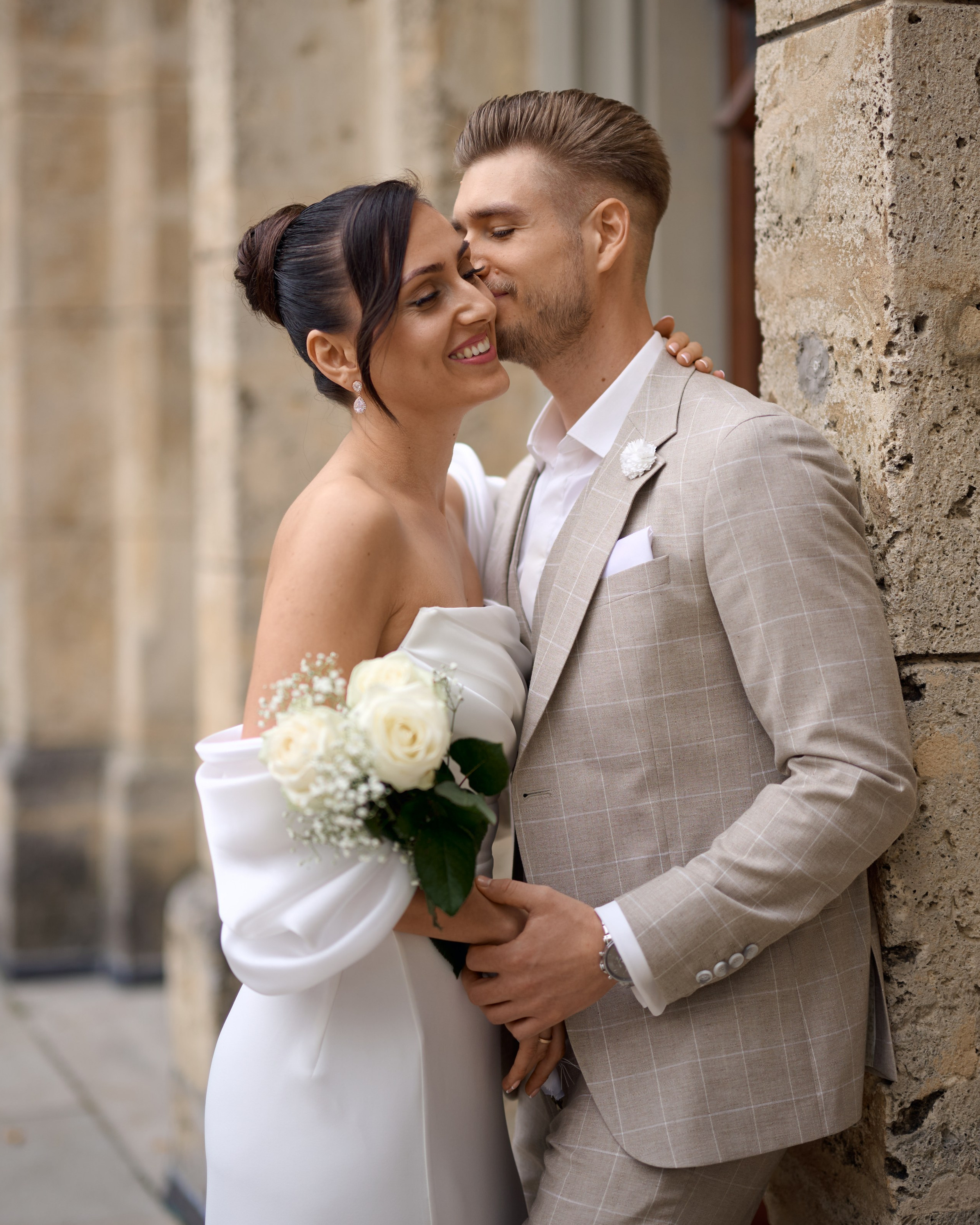 Dona & David bei ihrer standesamtlichen Trauung am Schloss Sigmaringen – liebevoller Moment zwischen dem Stuttgarter Paar im eleganten Look vor historischer Kulisse.