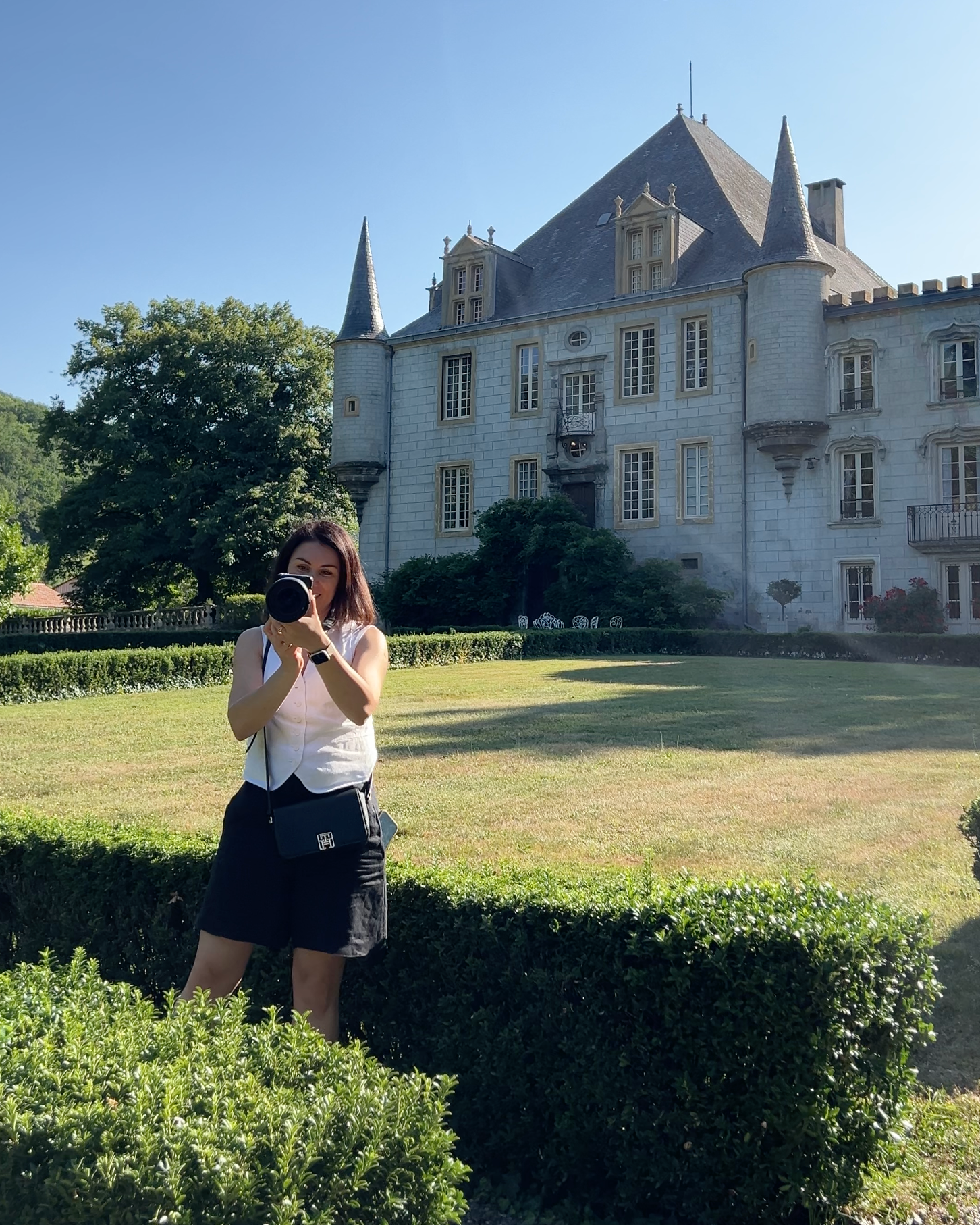 Wedding photographer working at a château venue in Southwest France